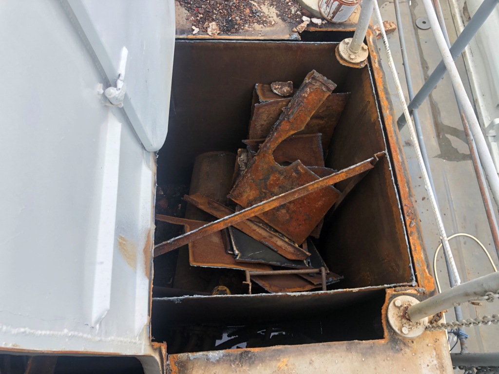 срезка старого металла на буксире проекта Р-96 в районе топливной цистерны